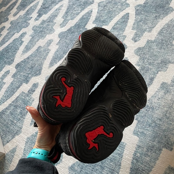 Nike Lebron sneakers - Picture 2 of 3